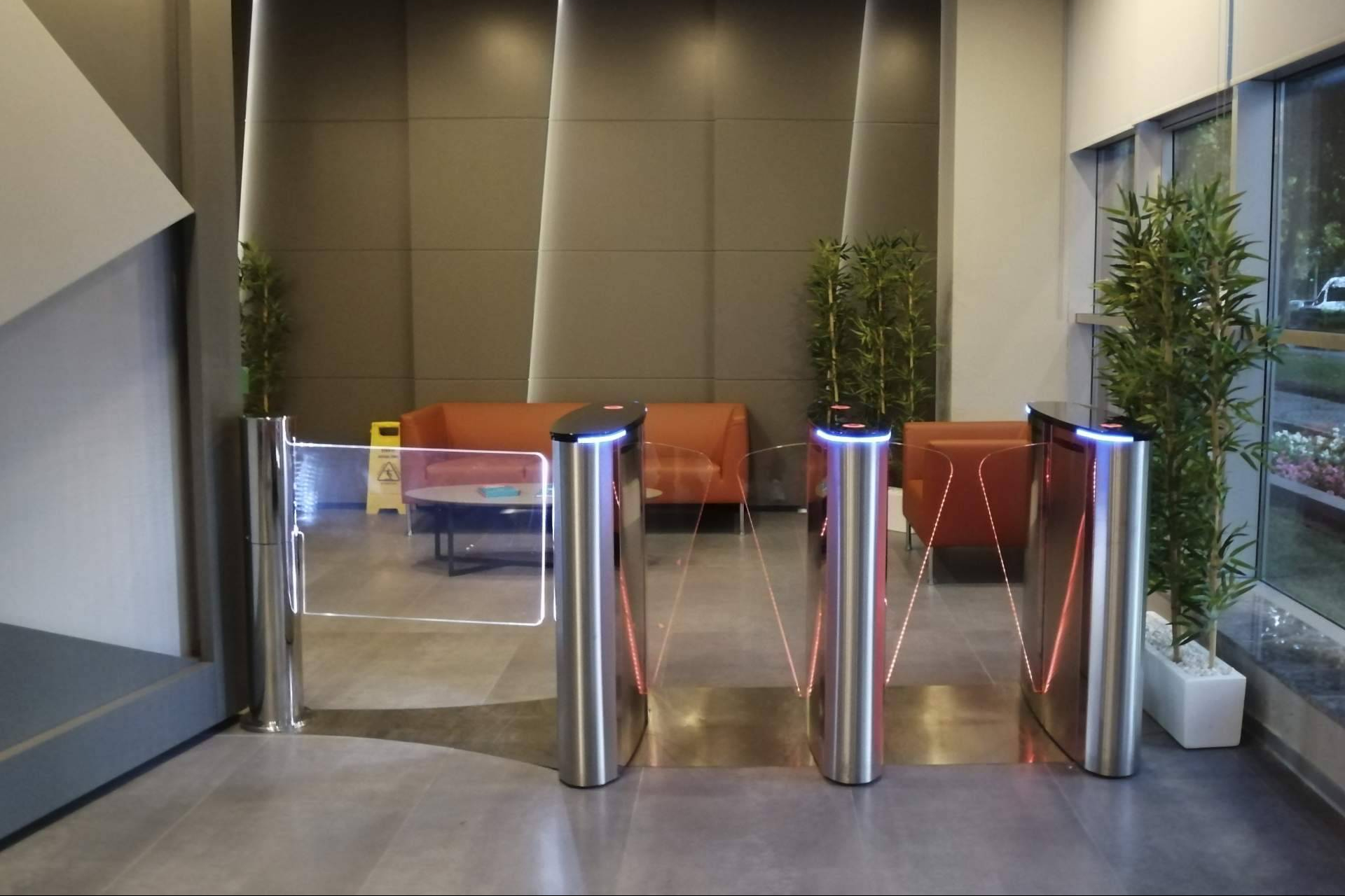 ASSA ABLOY desarrolla puertas rápidas de seguridad para gestionar accesos peatonales de forma eficiente