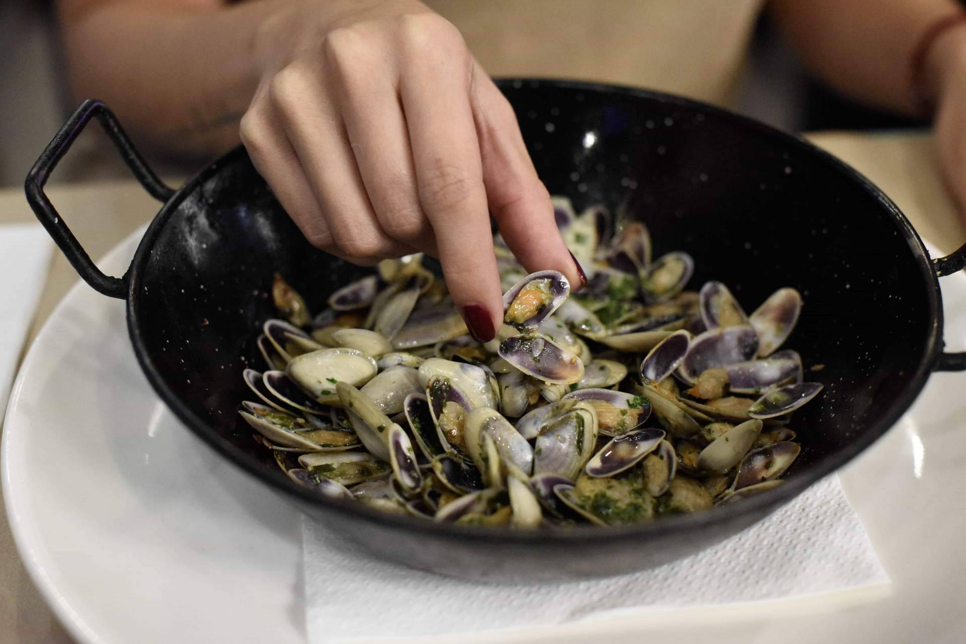 La vida nocturna de la Barceloneta encuentra en Pasa Tapas un refugio gastronómico abierto hasta las tres