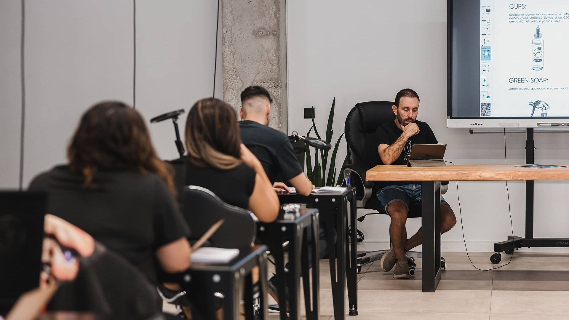 Curso de tatuaje presencial; por qué aprender a tatuar necesita práctica real