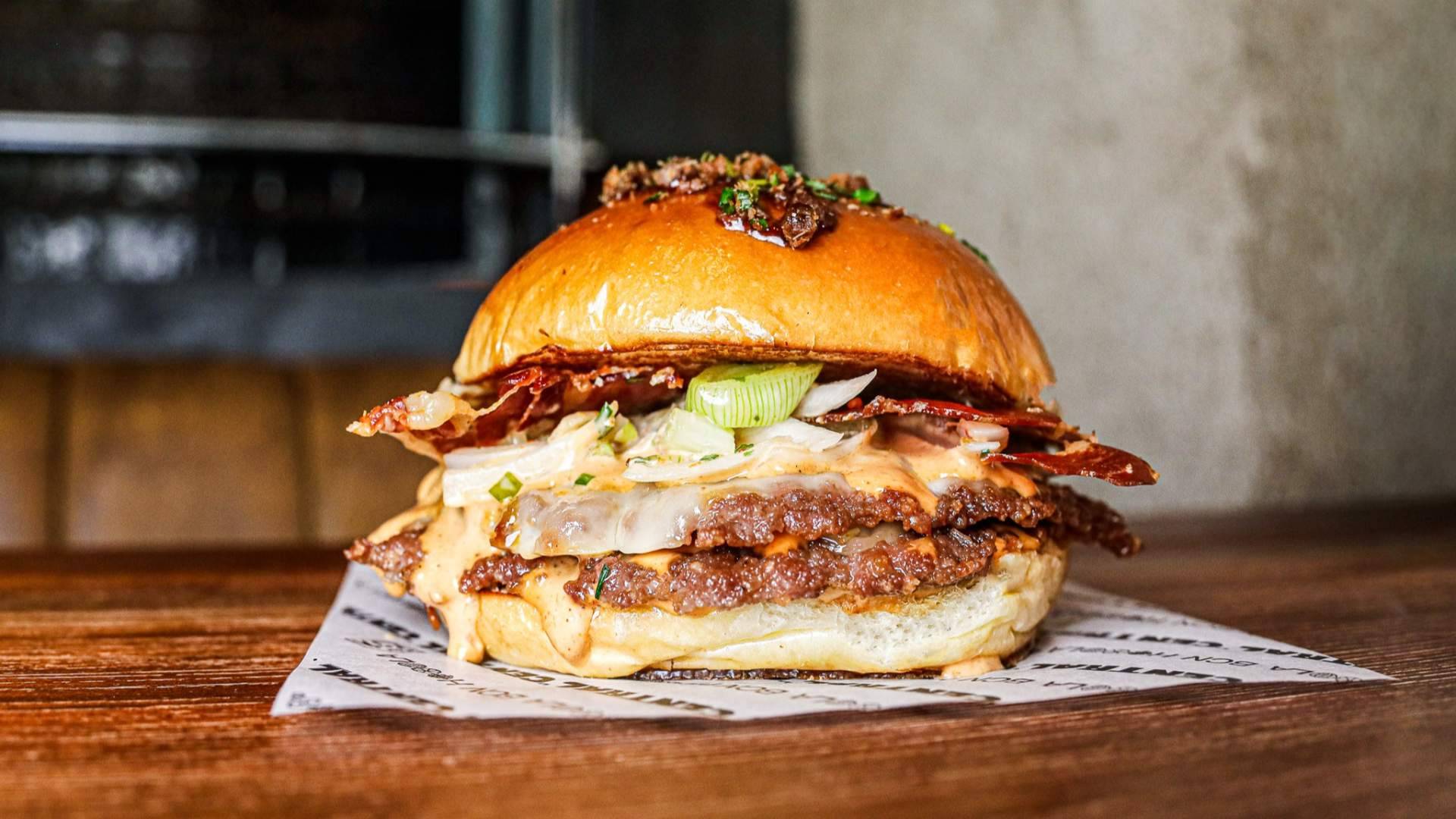 La Central refuerza su apuesta por la innovación burger en Barcelona con especiales mensuales