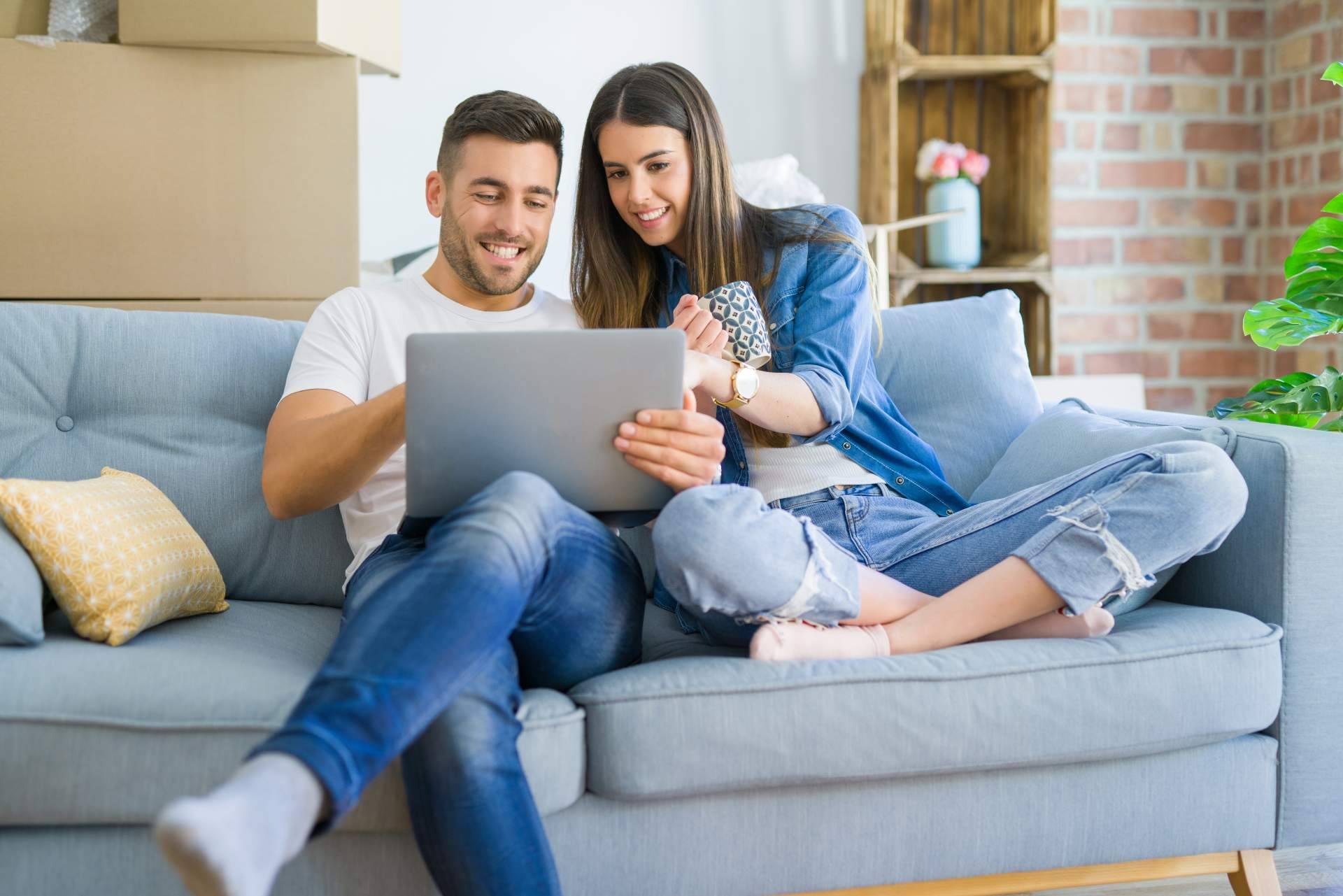 La transformación del salón español hacia la funcionalidad y el confort versátil de La Tienda HOME