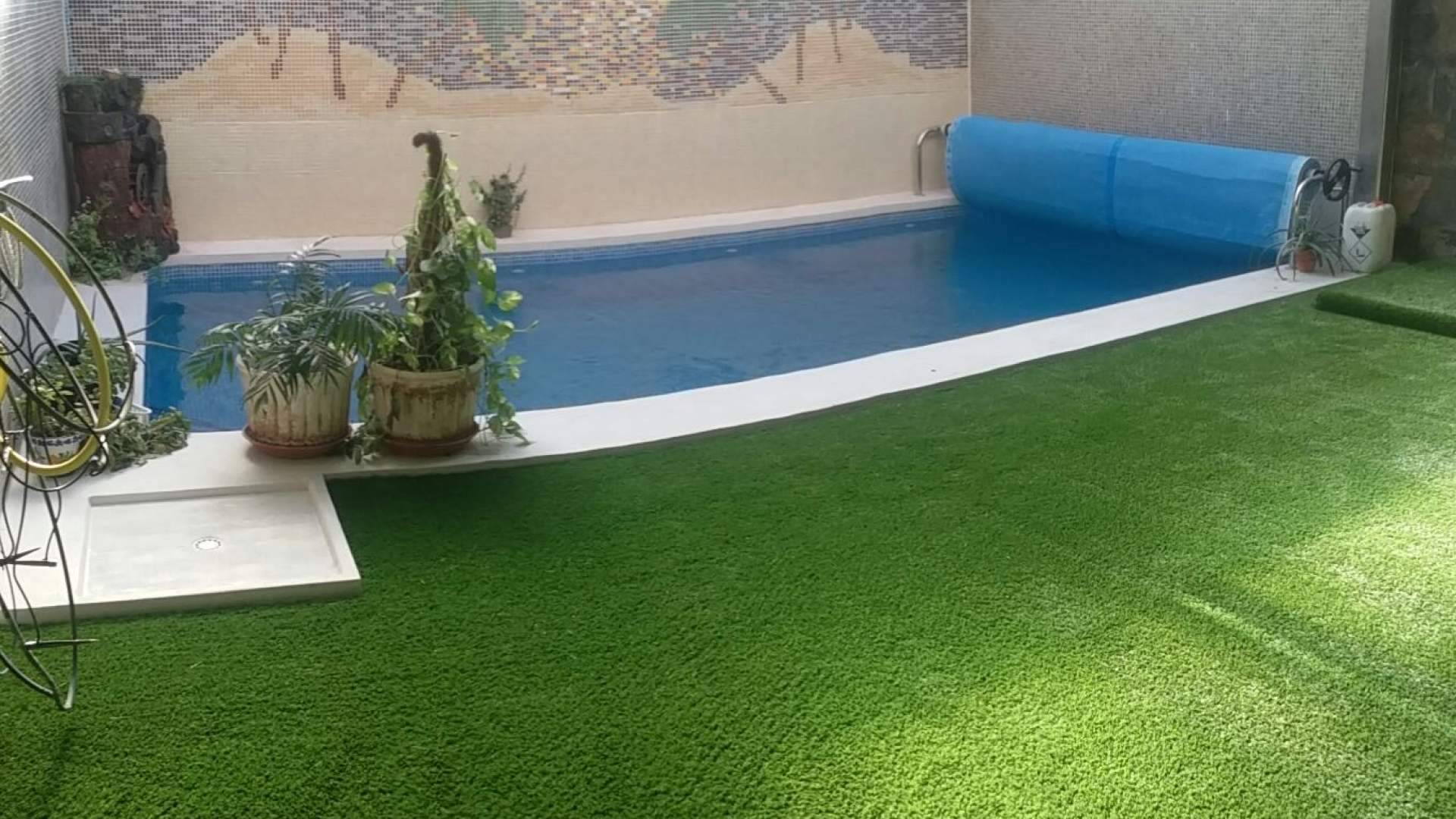 El césped artificial para piscinas de Albergrass define el nuevo estándar de resistencia y confort para la temporada estival