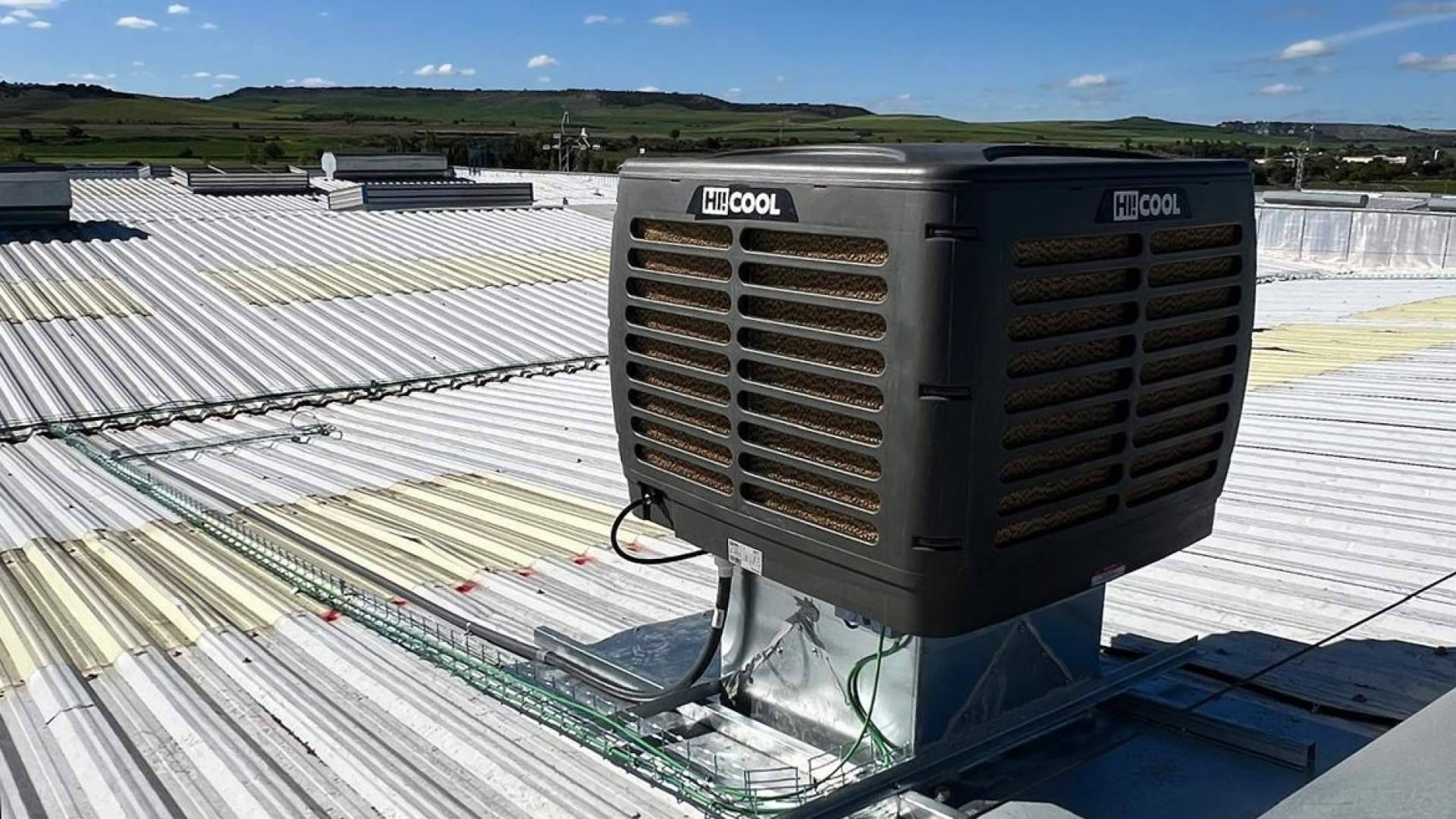 La climatización evaporativa industrial de HiCool optimiza las condiciones de trabajo en una planta del sector del embalaje en Zaragoza
