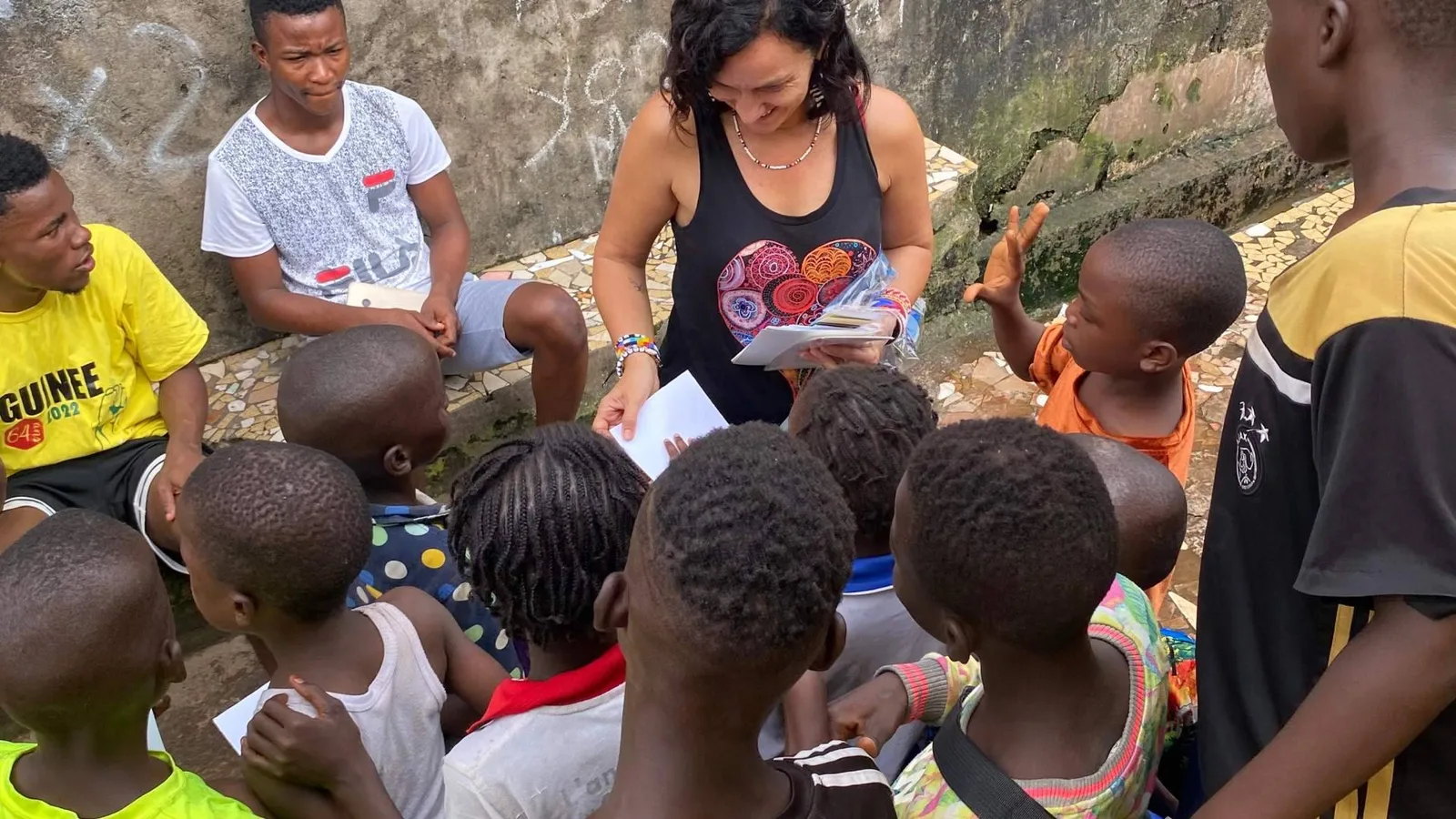Del corazón de España a África; los mandalas solidarios que impulsa Catanur