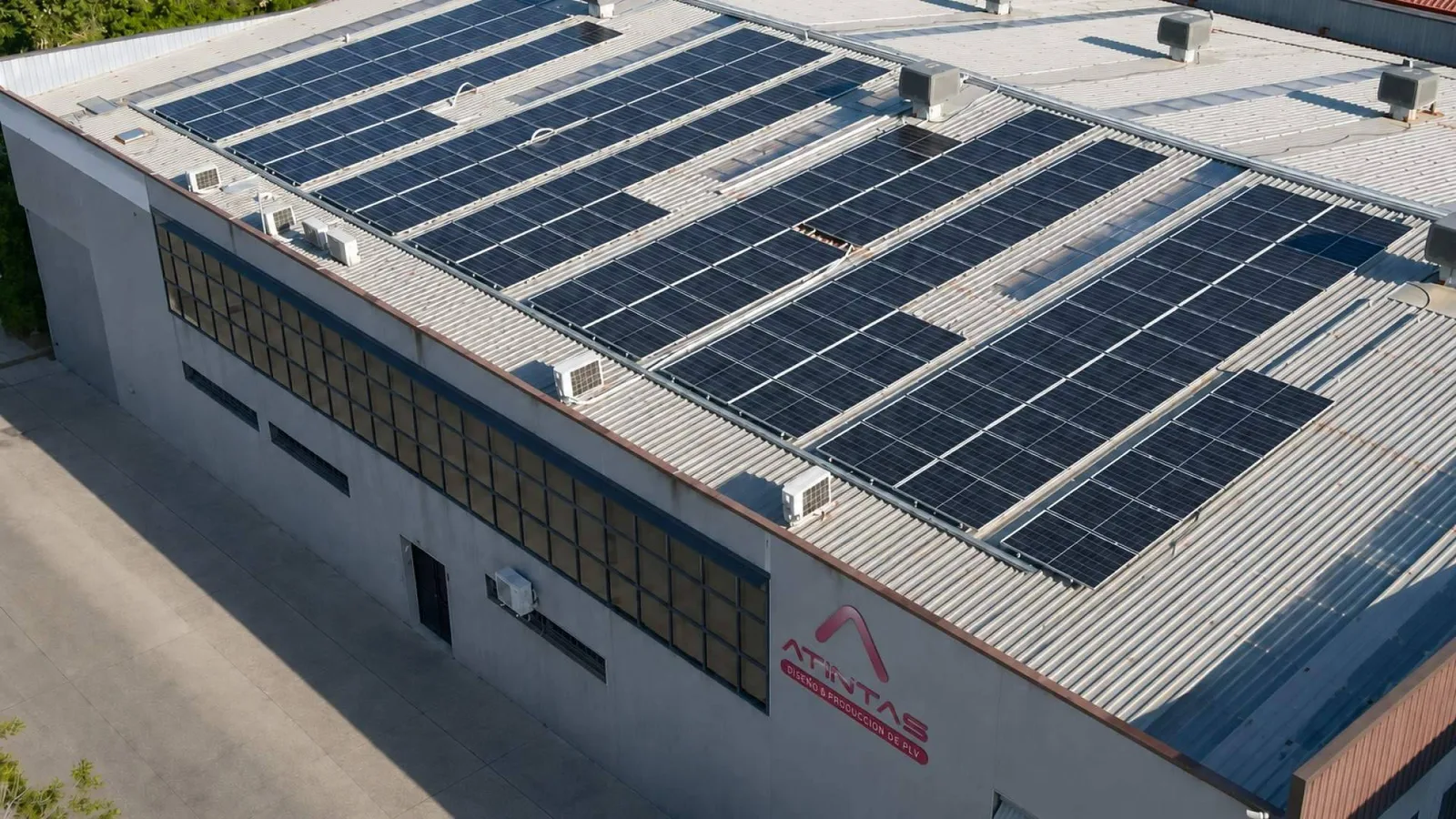 Atintas evita más de 150 toneladas de CO₂ al año fabricando PLV con energía solar