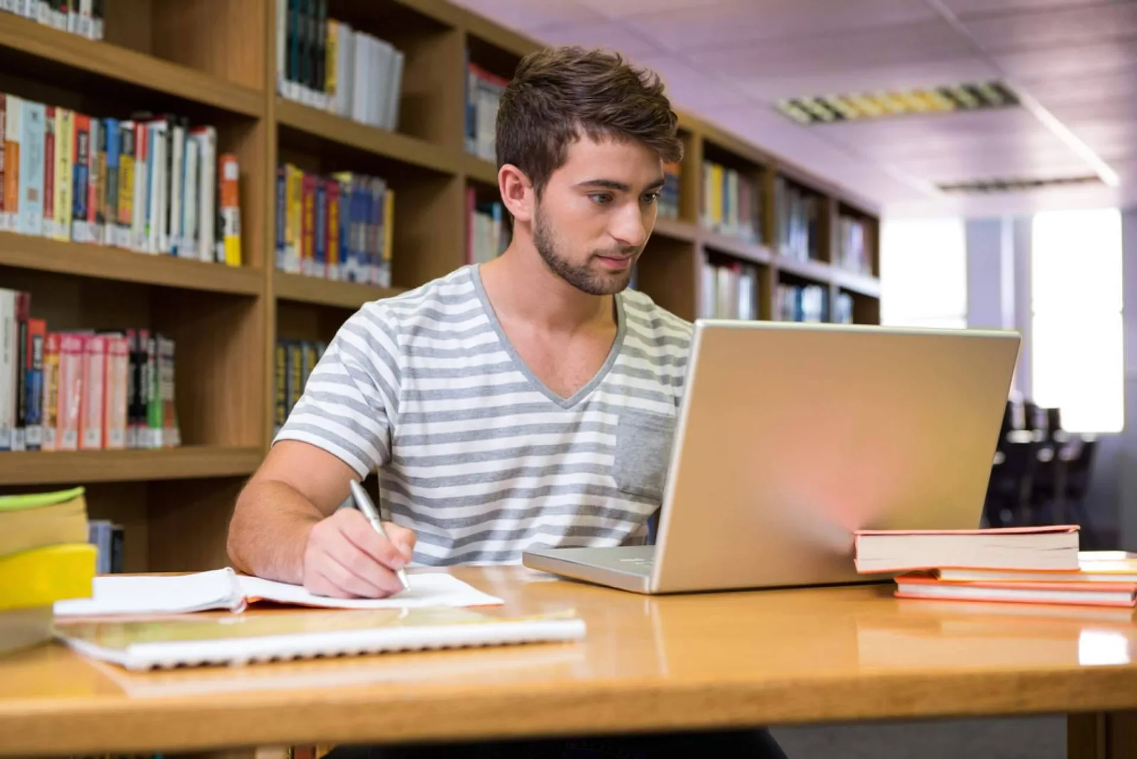 La revisión bibliográfica encuentra apoyo especializado para estudiantes en ApruebaTodo
